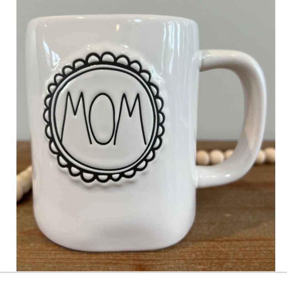 NEW Rae Dunn coffee mug says “MOM” perfect Mother’s Day gift or any occasion!
